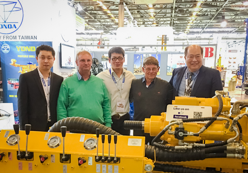 法国巴黎客户合影